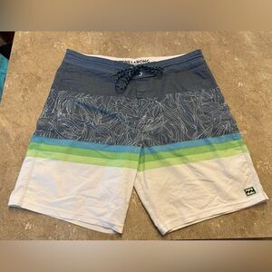New never worn Billabong shorts. 16”. Size 34